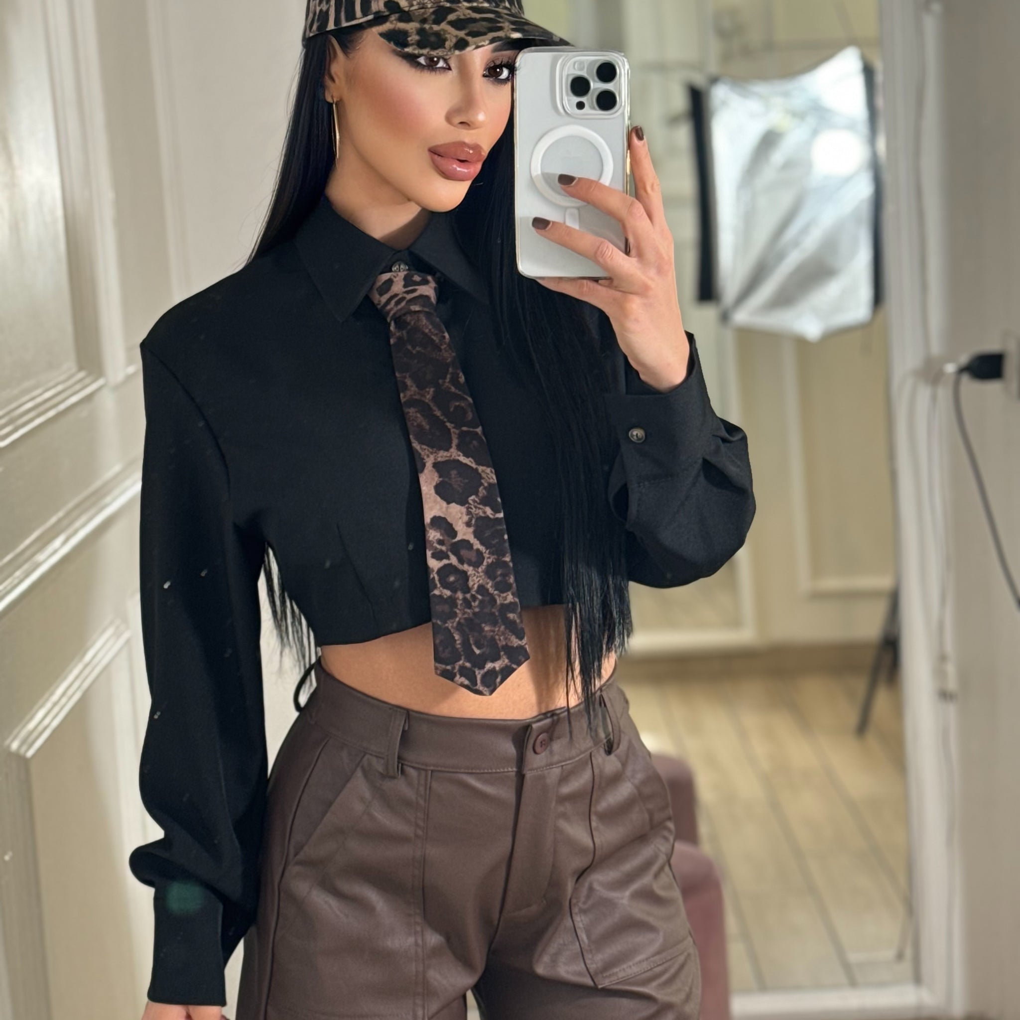 Camicia Nera Con Cravatta Maculata